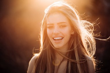 Sonbahar kadın Sonbahar Doğa arka plan üzerinde. Sonbahar güneşli parkta neşeli kaygısız kadın. Sonbahar seyahatleri ve günbatımı. Açık atmosferik anlar ve rüya. Yaşam tarzı kavramı.