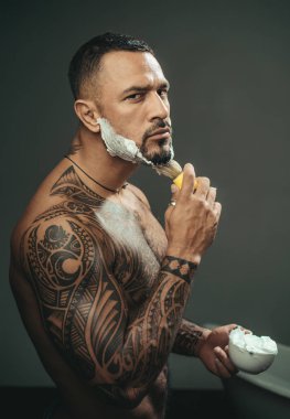 Eski ahşap arka planda fotokopi alanı olan berber aletleri. Sandalwood tıraş köpüğü. Tıraş adam ve ustura adam. Berber Dükkanı ve Berber Salonu hakkında fikirler.