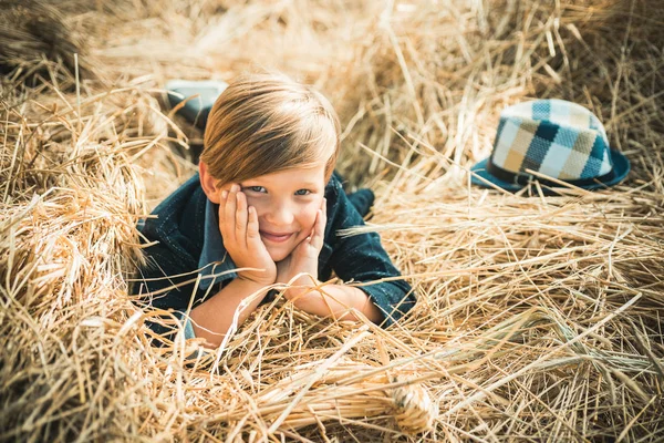 Niño en una brisa en un pueblo de otoño. Niños de otoño con ánimo otoñal. Otoño para niños Venta de moda . — Foto de Stock
