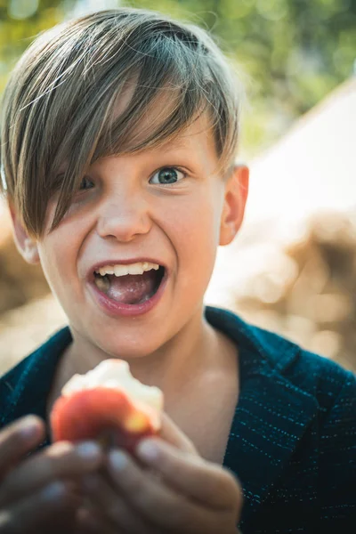 Feliz vida de criança. Férias ao ar livre com os pais e saborosa fruta natural. Boas festas. Feliz dia das crianças . — Fotografia de Stock