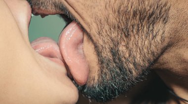 Bir öpücük yakalanma tehlikesi. Tükürük bakteri. Tek gecelik ilişki. Seksi çift öpüşme. Evli çift ve cinsel sorunlar kavramı.