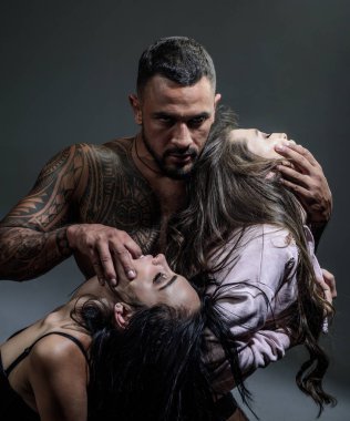Şehvetli kız abs, iki eşlilik seksi bir adam. Şehvetli seks ve başlangıcı. Oral seks ve orgazm. Fetiş kavramı. İki seksi kadın ile rol oyunu. BDSM.