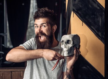 Komik saç stilisti. Eski vintage Kuaför Dükkanı moda. Saç salonu ve Kuaför vintage. Sakallı bir adam bir kuaför dükkanında tıraş Kuaför.