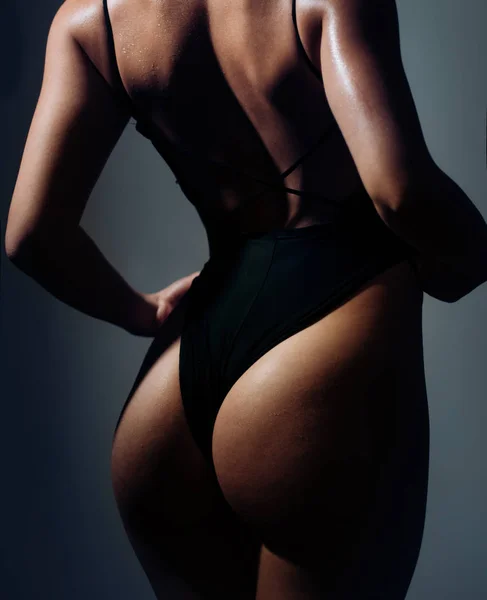 Fashion art photo of beautiful sensual woman. Beautiful girl posing nude body. Fashion girls with perfect body. Female body silhouette. — Stock Photo, Image