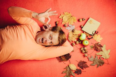 Komik Kızıl saçlı adam ürünleriniz tanıtır. Banner reklam sonbahar elbise için. Metin, slogan veya ürün için hazır.