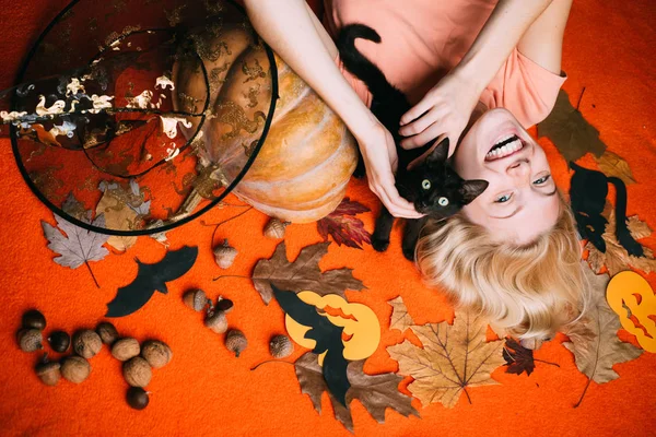 Bruja con calabaza y gato negro. Banner ancho de Halloween con Mujer Sexy. Cartel de Halloween para celebrar feliz halloween. Decoración de Halloween y concepto de otoño . —  Fotos de Stock