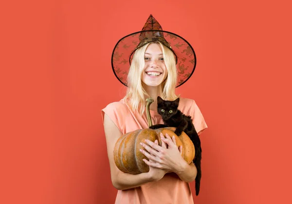 Concepto de Halloween anuncio con pegatinas chica aislada. Bruja con calabaza y gato negro. Concepto de Halloween. Listo para eslogan de texto o producto . —  Fotos de Stock