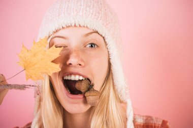 Komik sonbahar surat. Metin slogan veya ürün için hazır. Komik sarışın kadın ürünleriniz tanıtır. Çılgın insanlar.