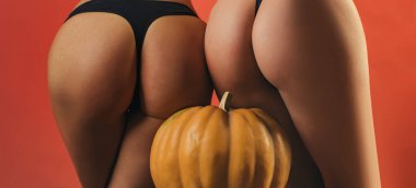 Kabak seksi eşek ile. Cadılar Bayramı seksi kavramı. Kadın seksi eşek poz ile. Metin için yer kopyalayın. Halloween pumpkins poster. Kabak seksi popolu.