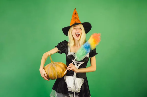 Huishoudster met pompoen en mes. Kostuums, huishoudster en Halloween hoeden. Advertentie Halloween concept met geïsoleerde meisje stickers. Halloween concept. Klaar voor tekst slogan of product. — Stockfoto