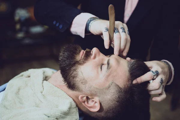 Afeitarse y afeitarse. Peluquero en barbería interior. Hombre mayor visitando peluquero en la peluquería. Barber - Shaves and Trims (en inglés). Estilo de cabello y estilista. Hoja de afeitar . — Foto de Stock