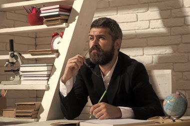 Eğitim ve bilgi kavramı. Profesör düşünceli yüz