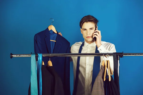 Affärsman på garderob hängare tala på telefon — Stockfoto