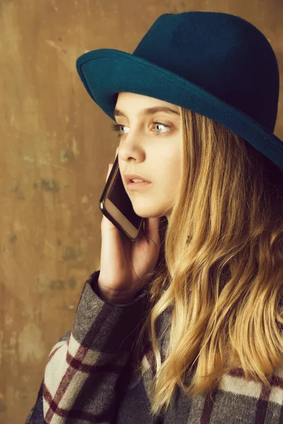 Menina de chapéu com telefone — Fotografia de Stock