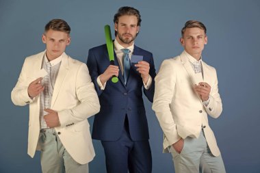 Bir grup insan kartvizit holding