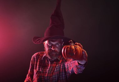 Cadılar Bayramı adam sakallı ve jack o fener ile