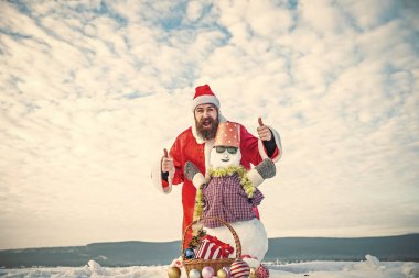 Eller yukarı gösterilen santa şapka adam