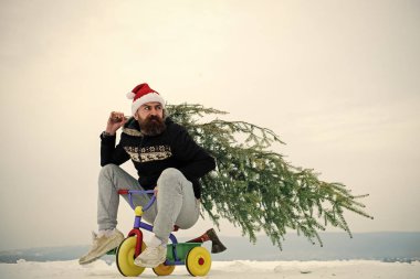 Noel Baba şapkası ve sportif giyim kış günü bisikletçi