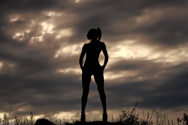 Gökyüzü arka plan üzerinde kadın siluet