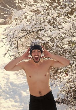 Kar ahşap kar taneleri ile şapkalı maço