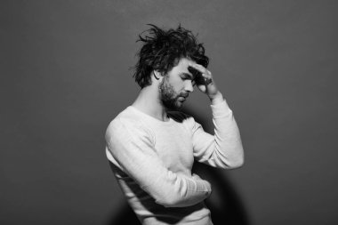 Sakal ve şık saç, sabah ve moda ile yorgun adam