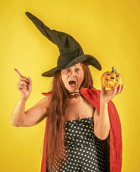 Mujer de Halloween con pelo rojo largo en sombrero de bruja — Foto de Stock