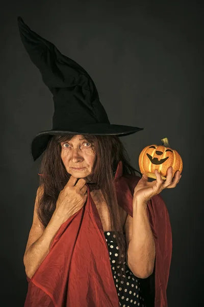 Halloween señora mayor sosteniendo la calabaza sobre fondo negro — Foto de Stock