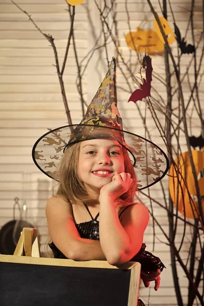 Fiesta de Halloween y concepto de celebración. Chica con cara feliz —  Fotos de Stock