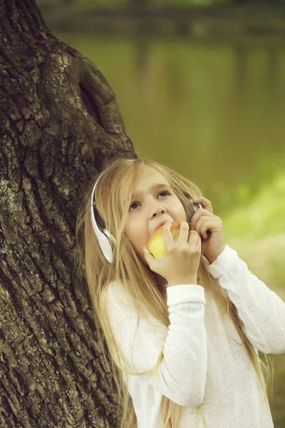 음악 hearphone에 작은 소녀 — 스톡 사진