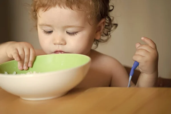 Portret van mooie babyjongen eten — Stockfoto