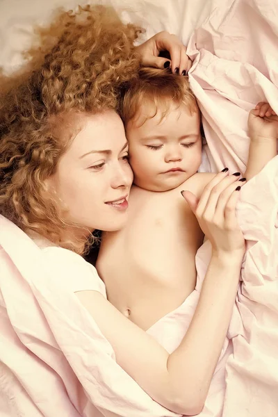 Mother sleeping with baby — Stock Photo, Image