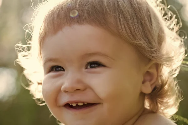 Closeup Μικρό Χαριτωμένο Ευτυχείς Αγοριού Ξανθά Σγουρά Μαλλιά Χαμογελώντας Ηλιόλουστη — Φωτογραφία Αρχείου