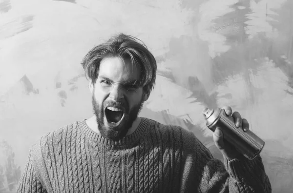 Ζωγράφος θυμωμένος άνθρωπος φωνάζει με αεροζόλ σπρέι βαφής μπουκάλι — Φωτογραφία Αρχείου