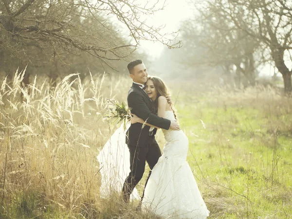 Casamento casal andando ao ar livre — Fotografia de Stock