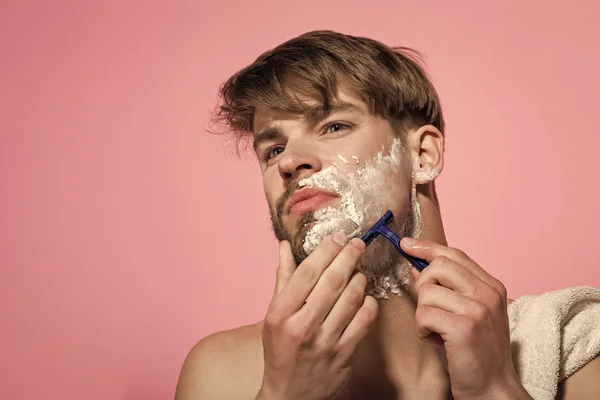 Soltero con crema de afeitar o espuma en la piel de la cara — Foto de Stock