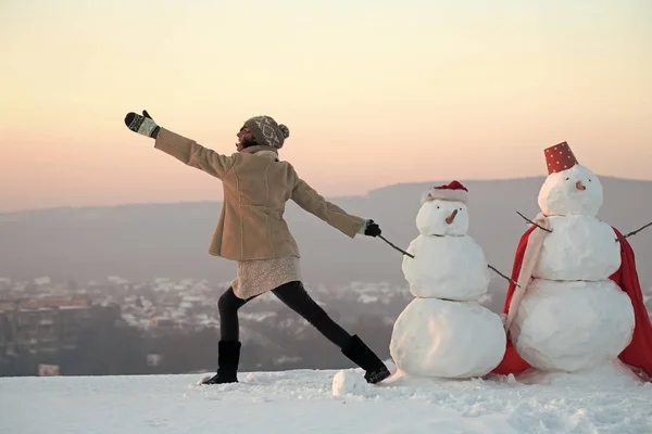 Navidad de mujer y muñeco de nieve al aire libre con caja actual — Foto de Stock