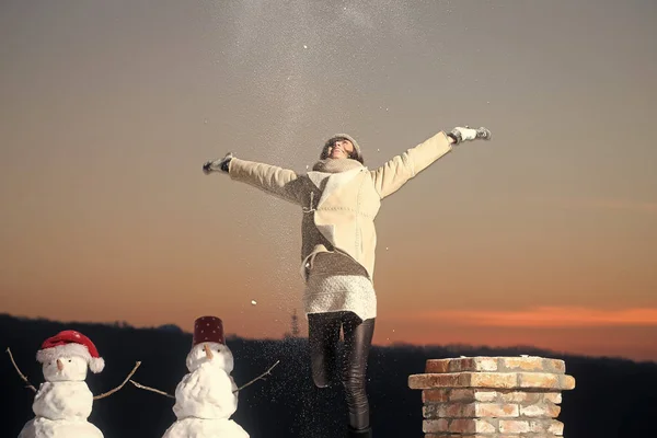 Kerst sneeuwpop buiten met huidige vak of vrouw — Stockfoto