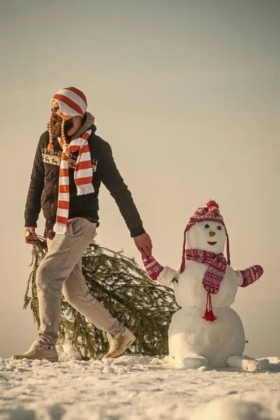 Hipster kerstboom op besneeuwde winter weg te slepen — Stockfoto