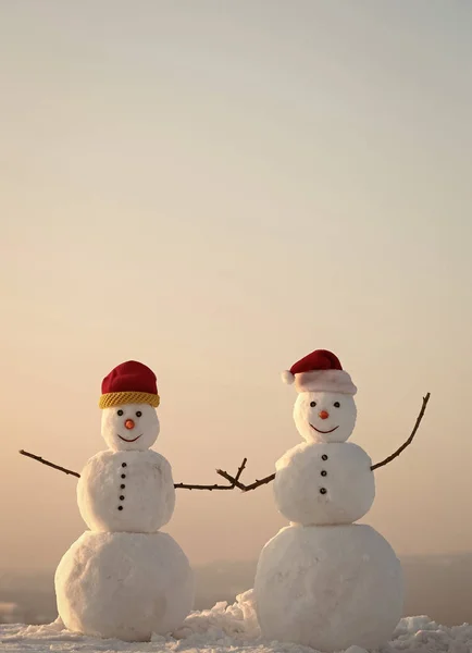 Üzerinden yeni yıl kardan adam santa şapka kar. — Stok fotoğraf