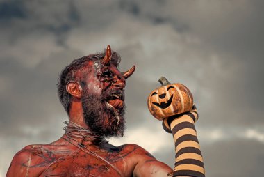 Cadılar Bayramı ejderha jack o fener ile