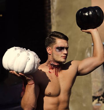 Beyaz ve siyah geleneksel kabak adamla Cadılar Bayramı.