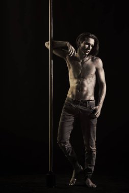 Yorgun dansçı kavramı. Adam çıplak gövde ile