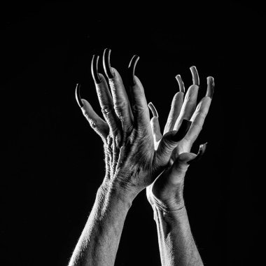 Uzun tırnaklı yaşlı kadın elleri