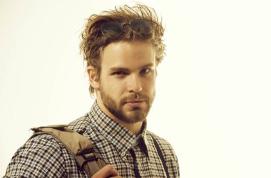 Yakışıklı adam ya da kafasına inek bardaklarda zeki öğrenci