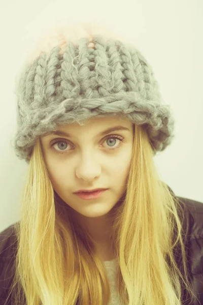 Hübsches junges Mädchen mit blonden Haaren im modischen Hut — Stockfoto