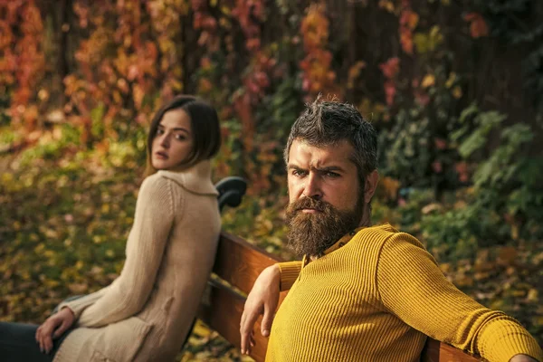 Couple automne de sérieux homme et femme sur banc — Photo