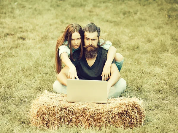 Άνθρωποι, βάναυσος άνδρας και όμορφο κορίτσι που χρησιμοποιούν φορητό υπολογιστή στη φύση — Φωτογραφία Αρχείου