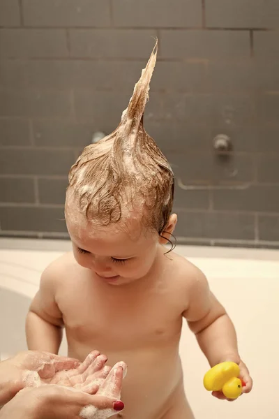 Mokry dziecko w kąpieli z zabawkami — Zdjęcie stockowe