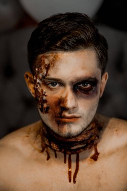 Zombi yüz adamla Cadılar Bayramı.