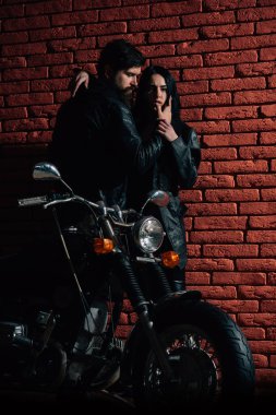 deri moda. moda çift deri ceketli. deri moda motorcu çift için. deri moda kavramı. bir motorcu olmak.